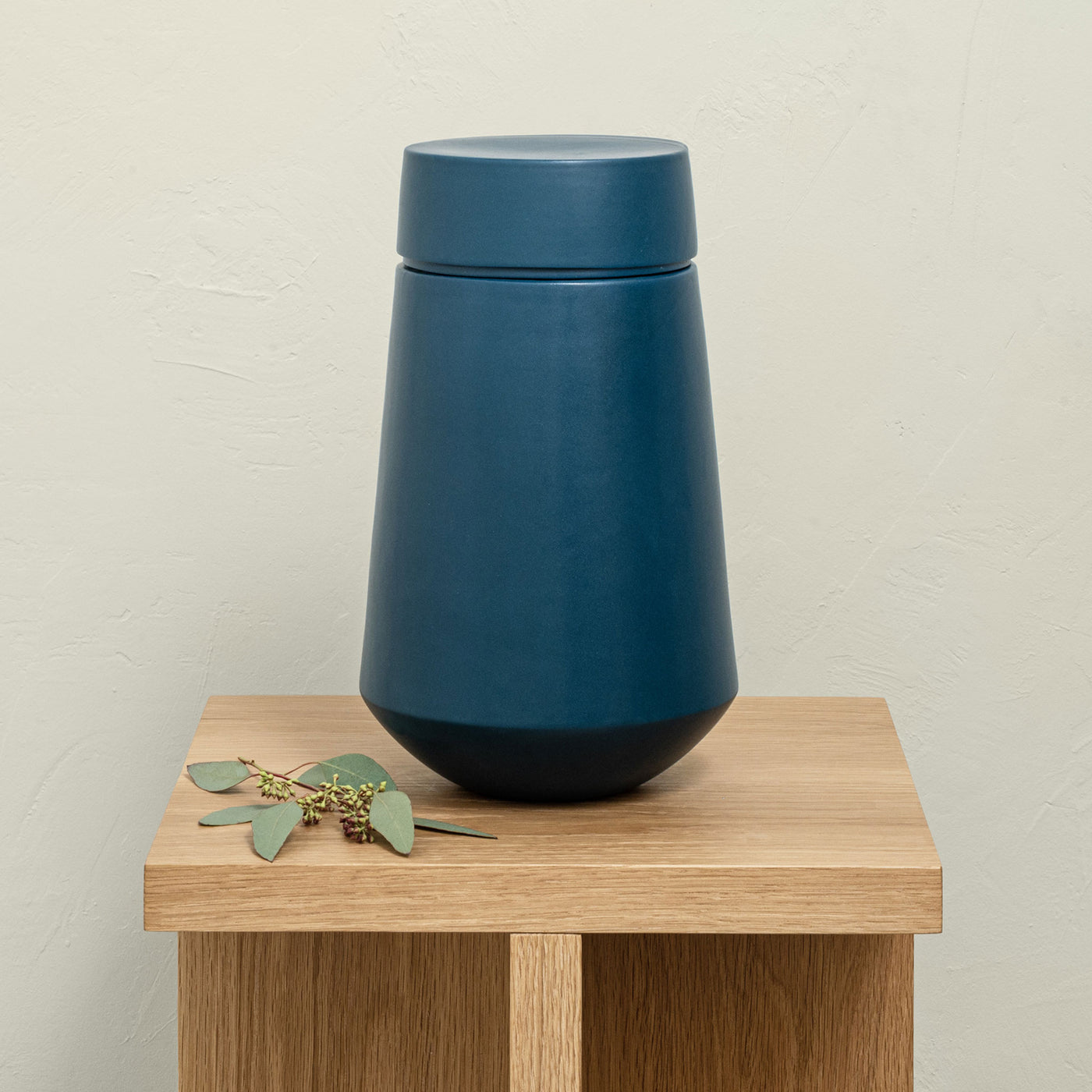 AEGIS CERAMIC URN: LARGE SIZE